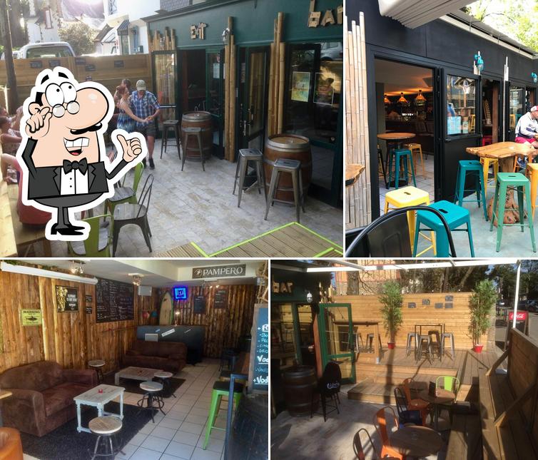 Installez-vous à l'une des tables de Exit Bar