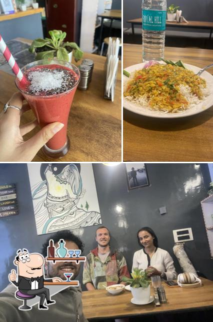 The interior of pure veg & vegan restaurant & best juices הקפה הטוב ביותר , & magic brownies