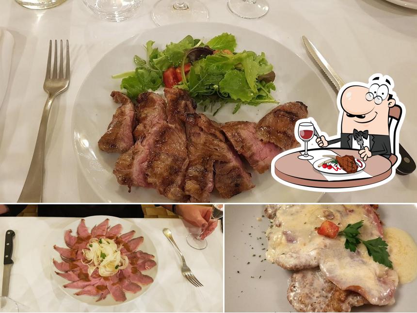 Ordina i piatti di carne a Vicolo della Lanterna