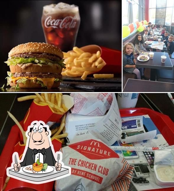 La immagine della cibo e tavolo da pranzo di McDonald’s