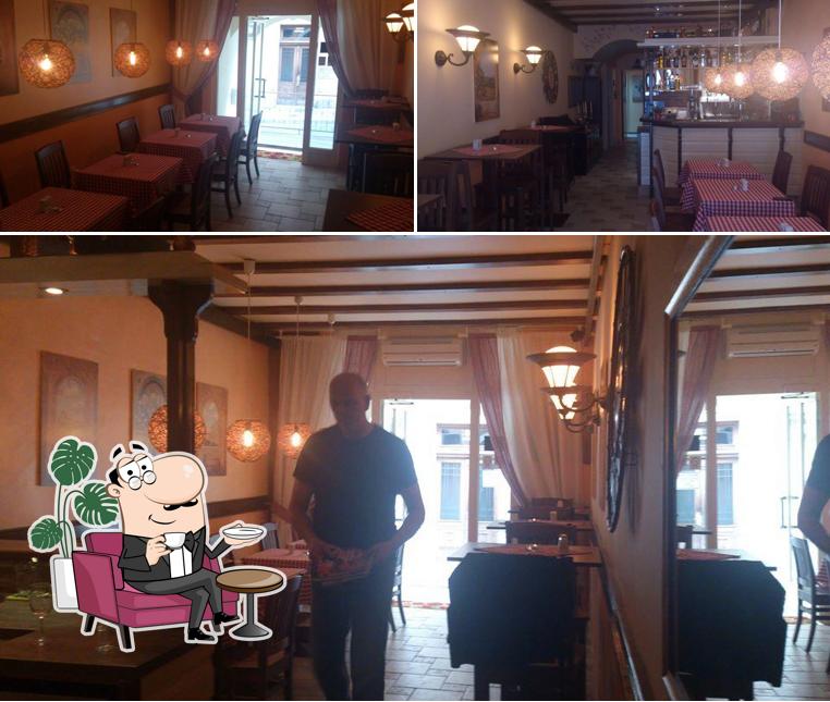 Siediti a un tavolo di Buffet Nostalgija