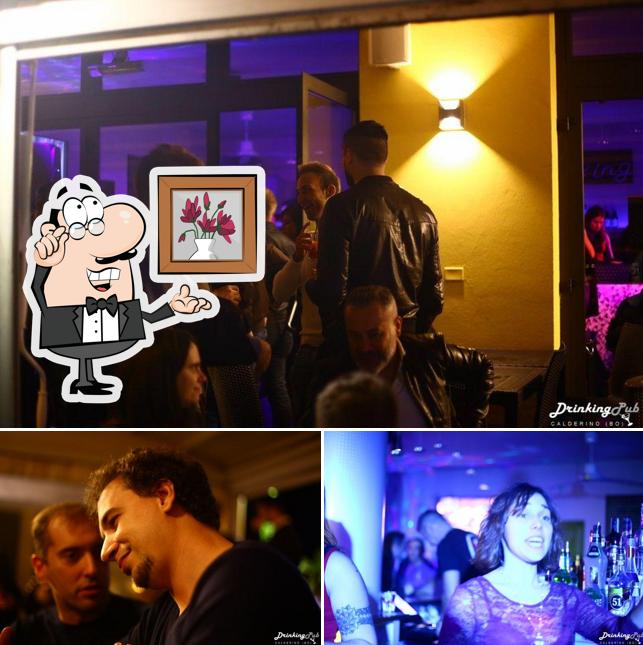 Questa è la foto che mostra la interni e bancone da bar di Drinking Pub 2024