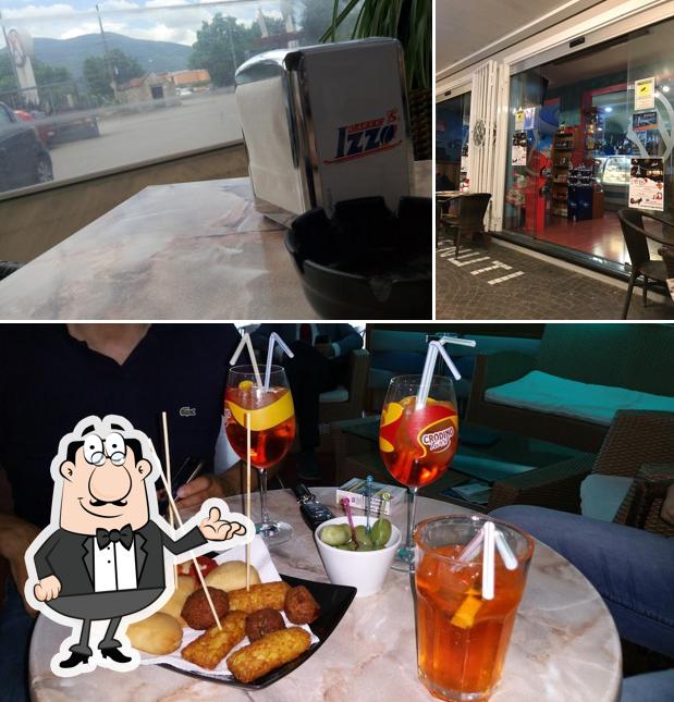 Dai un’occhiata alla immagine che raffigura la interni e cibo di Cafè In-out Wine Bar
