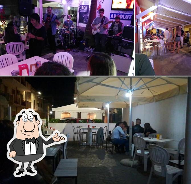 Dai un'occhiata agli interni di Why Not? Pub