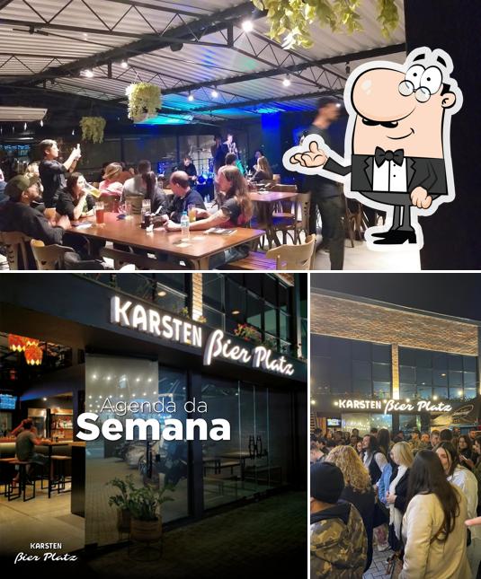 Sente em uma das mesas no Karsten Bier Platz