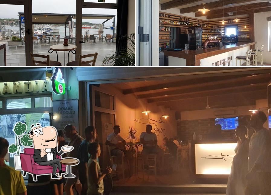 Siediti a un tavolo di Kava bar Bariera, Rok Kocjančič s.p