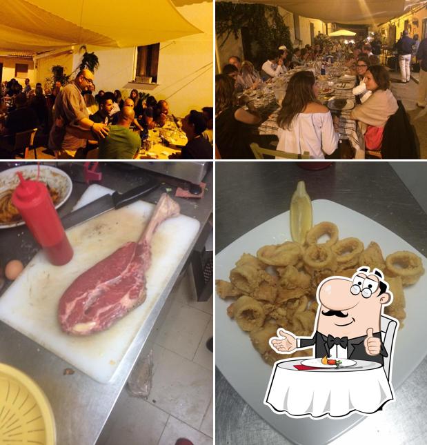 Ami si caratterizza per la tavolo da pranzo e cibo