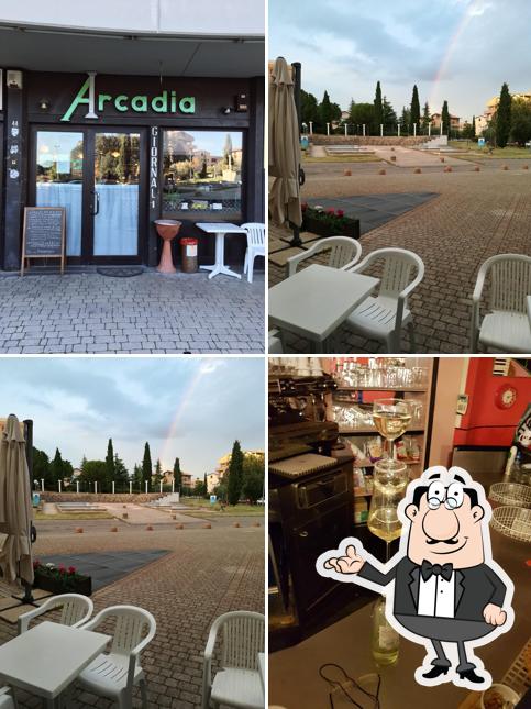 Dai un'occhiata agli interni di Bar Arcadia