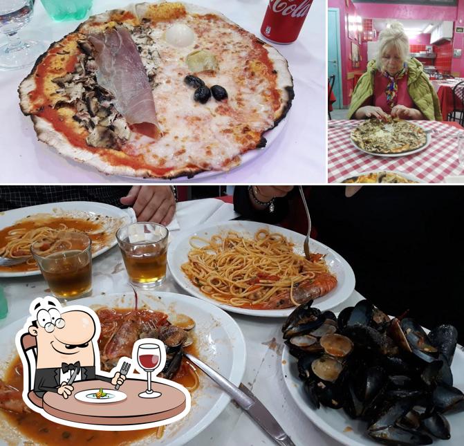La cibo e tavolo da pranzo del ristorante