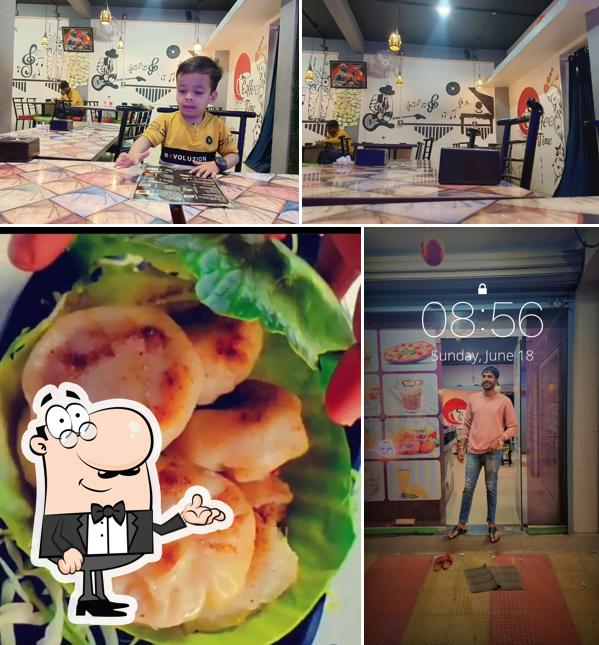 The image of THE ROYAL CAFE’s interior and food