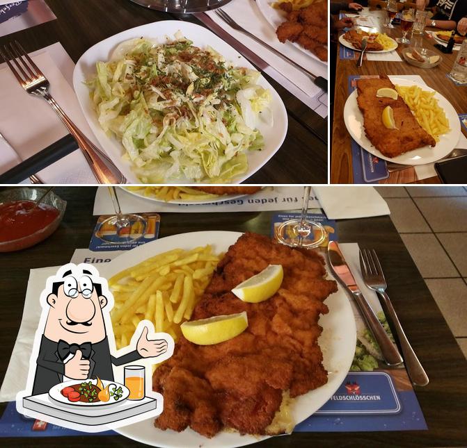 Dai un’occhiata alla foto che raffigura la cibo e tavolo da pranzo di Restaurant Tramway