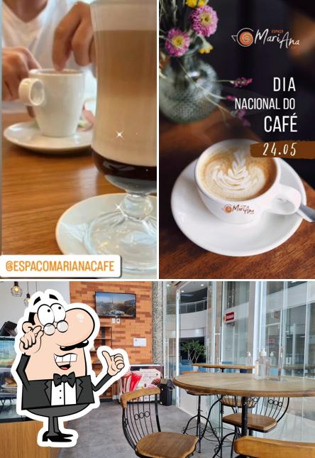A ilustração do Espaço Mariana Café’s interior e bebida