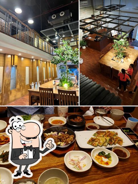 The barbecue house Dan bi 골프코스로드 단비 is distinguished by interior and dining table