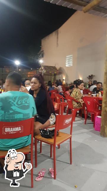 Sente em uma das mesas no Espetinho Dos Amigos