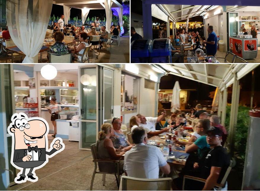 Siediti a un tavolo di Bar Azzurro