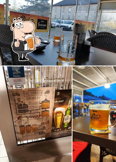 Puoi prenderti un rinfrescante bicchiere di birra chiara o scura