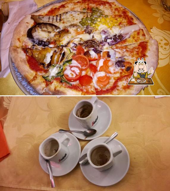 Scegli una pizza a Due Pini Snc Di Cavaggioni Giorgio & C