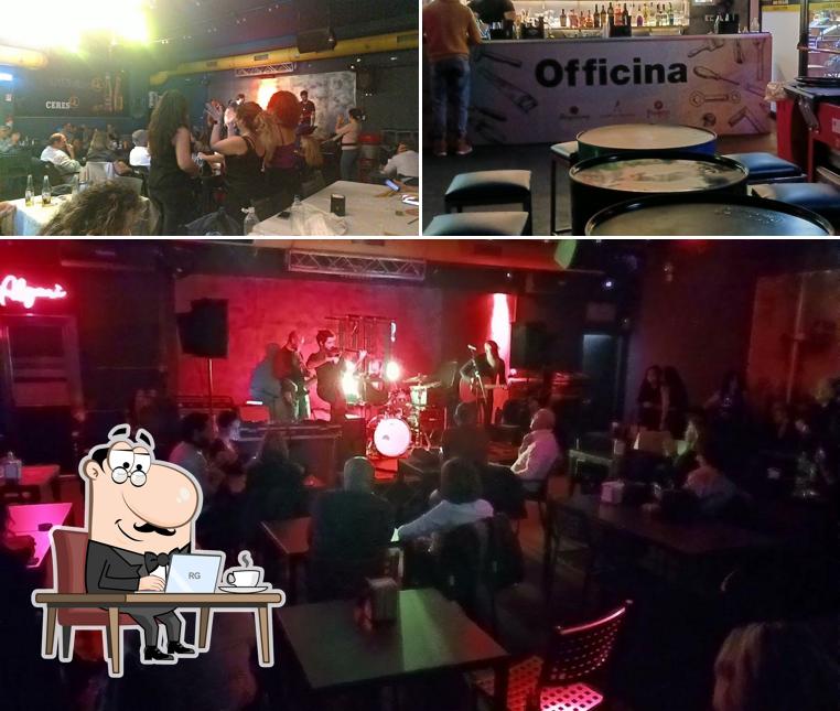 Officina Pub si caratterizza per la interni e cibo