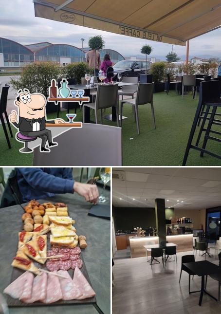Da Lele Caffè si caratterizza per la interni e cibo
