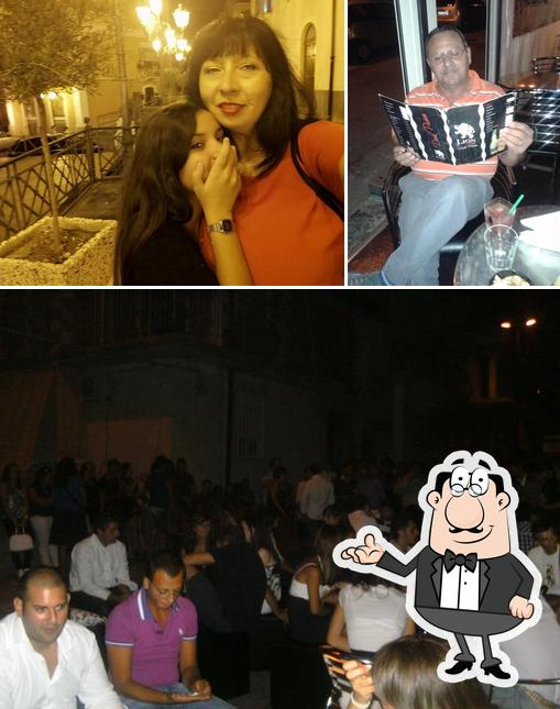 Dai un'occhiata agli interni di Lion Pub