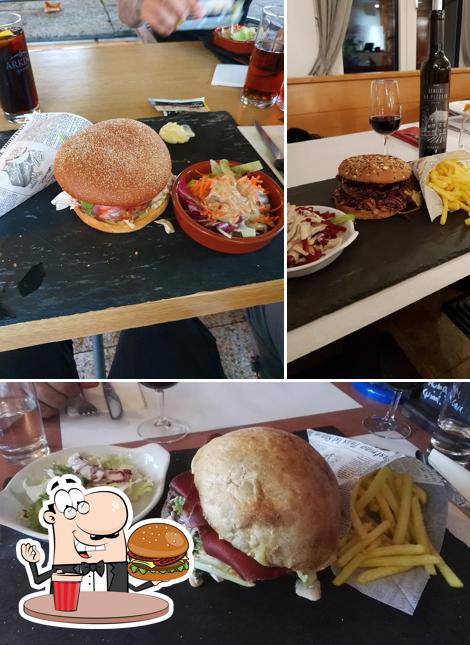 Ordina un hamburger a Restaurant Jura-Simplon