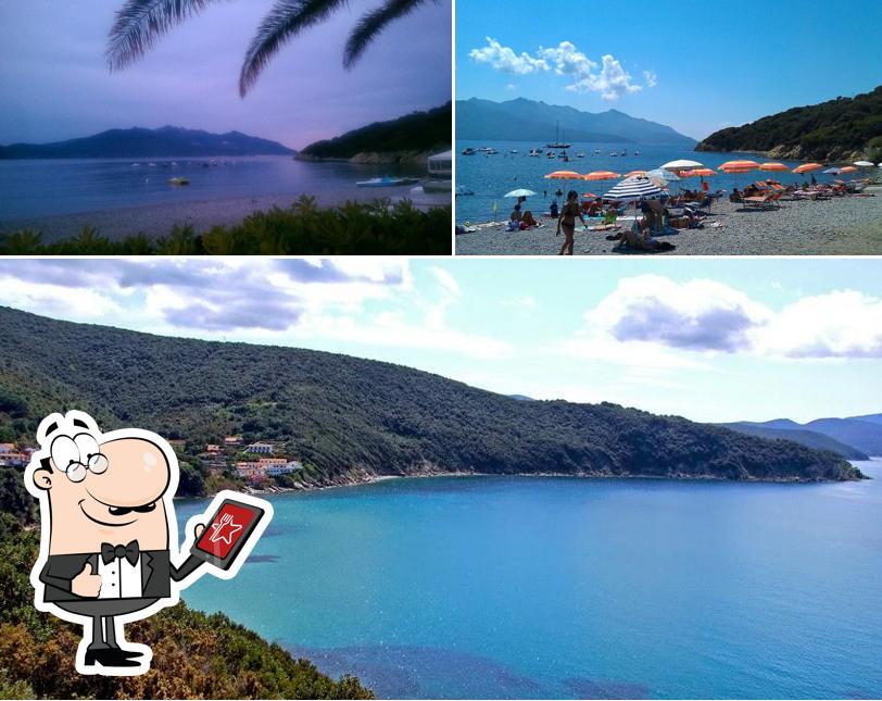 Puoi goderti l'aria fresca da seduto all'esterno di Emanuel Beachside - Food & Drink Enfola