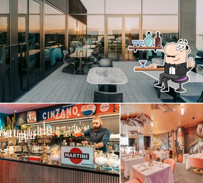 Dai un'occhiata agli interni di Collini Cafe