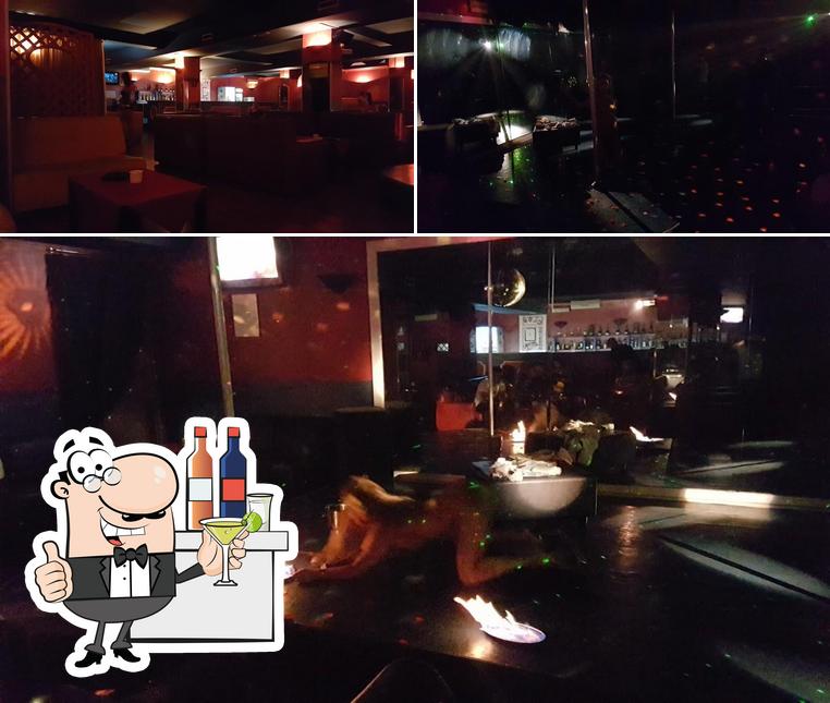 Night Club Odissea si caratterizza per la bancone da bar e interni