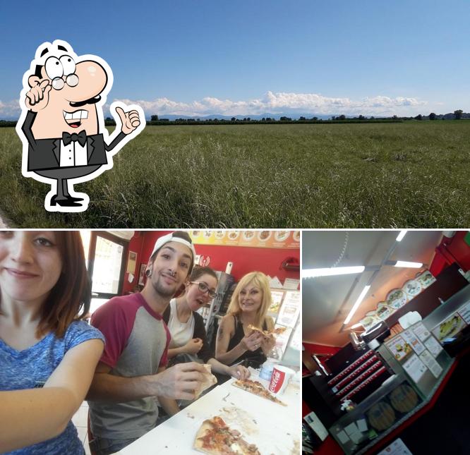 La foto di interni e esterno da PIZZERIA Italian's Pizza