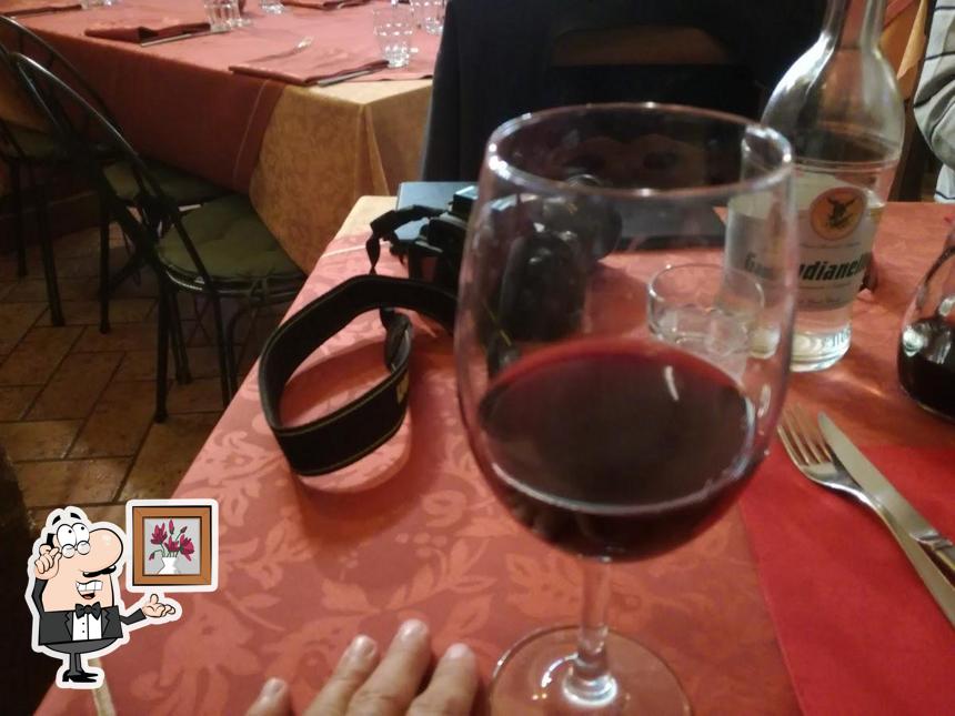 Siediti a un tavolo di Ristorante Pizzeria Il Barbaro