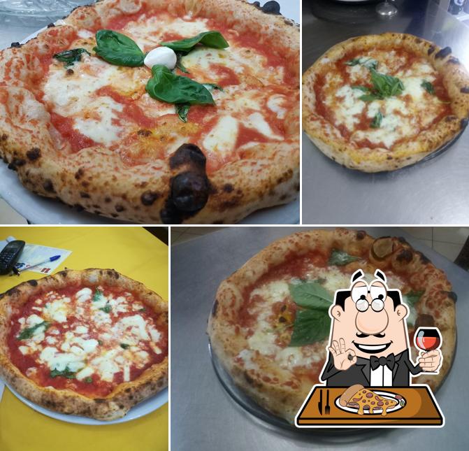 A L'oro di Napoli Pizzeria, puoi ordinare una bella pizza