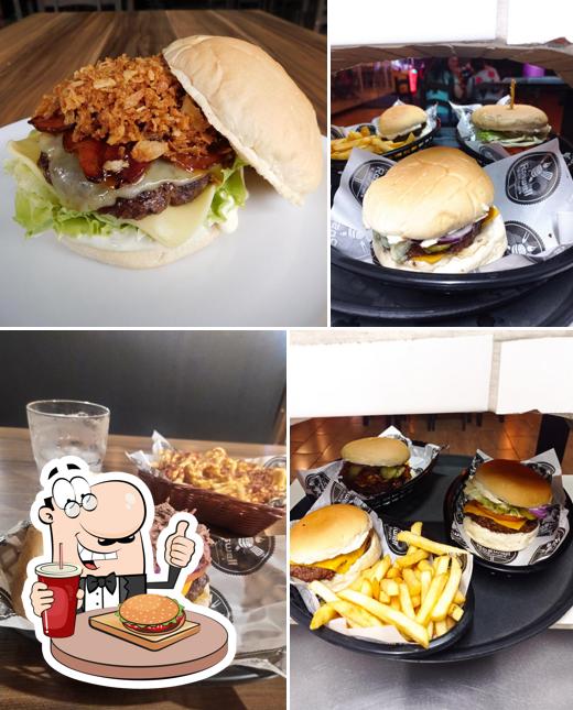 Deguste um dos hambúrgueres disponíveis no Roswell Grill Burger