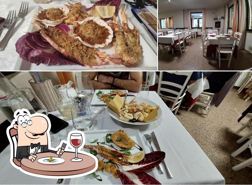 Tra le diverse cose da Ristorante Pizzeria del Moro si possono trovare la cibo e interni