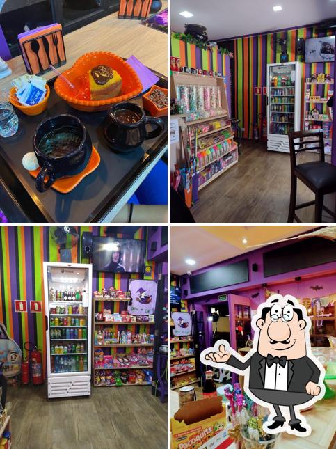 Sente em uma das mesas no Caldeirão Da Bruxa Doces e Café