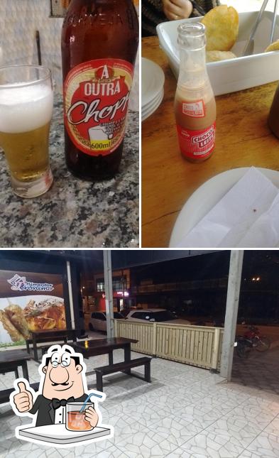 A ilustração do Casa D'Pastéis’s bebida e exterior