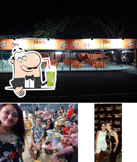 Desfrute de uma bebida no Fênix Bar