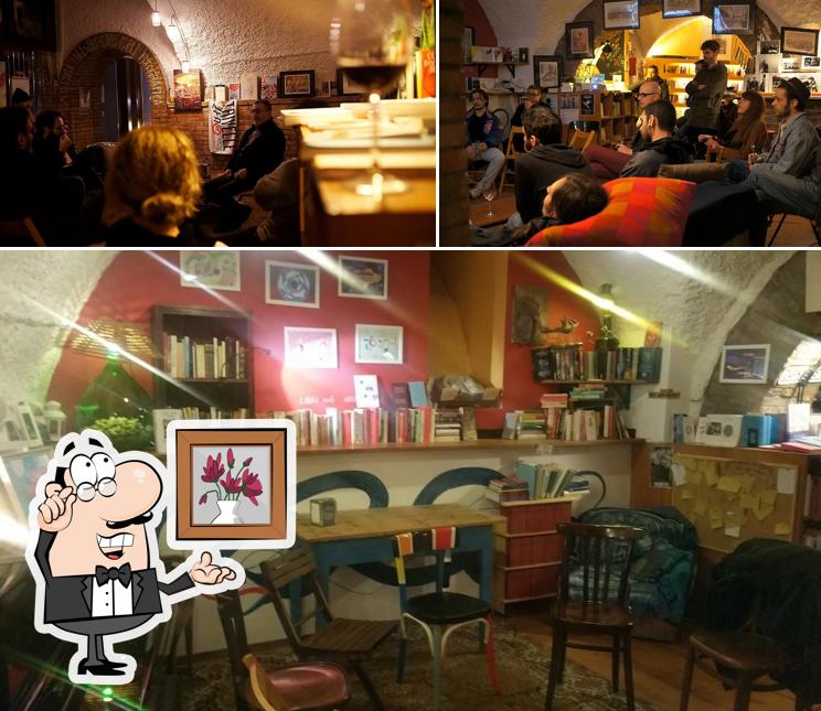 Dai un'occhiata agli interni di Passepartout Libreria Caffè