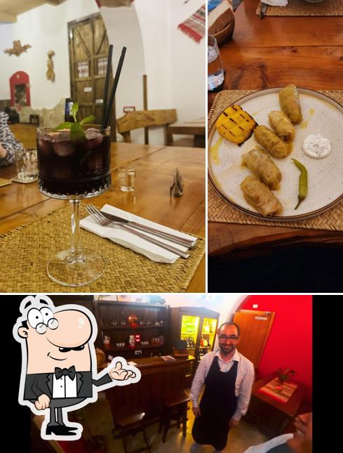 Siediti a un tavolo di Taverna di Dracula