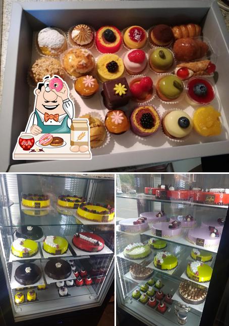 Pasticceria Serlini serve un'ampia selezione di dolci