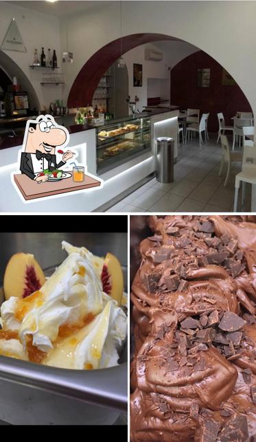 Questa è la foto che mostra la cibo e interni di Caffè degli Angeli