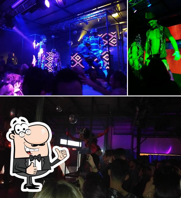 Vedi questa foto di Fabric Rise Up