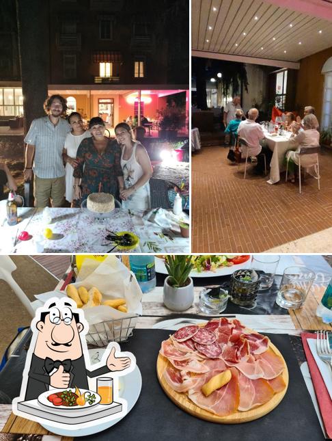 Guarda la foto che raffigura la cibo e tavolo da pranzo di Bar Le Rose (Aperto al Pubblico)