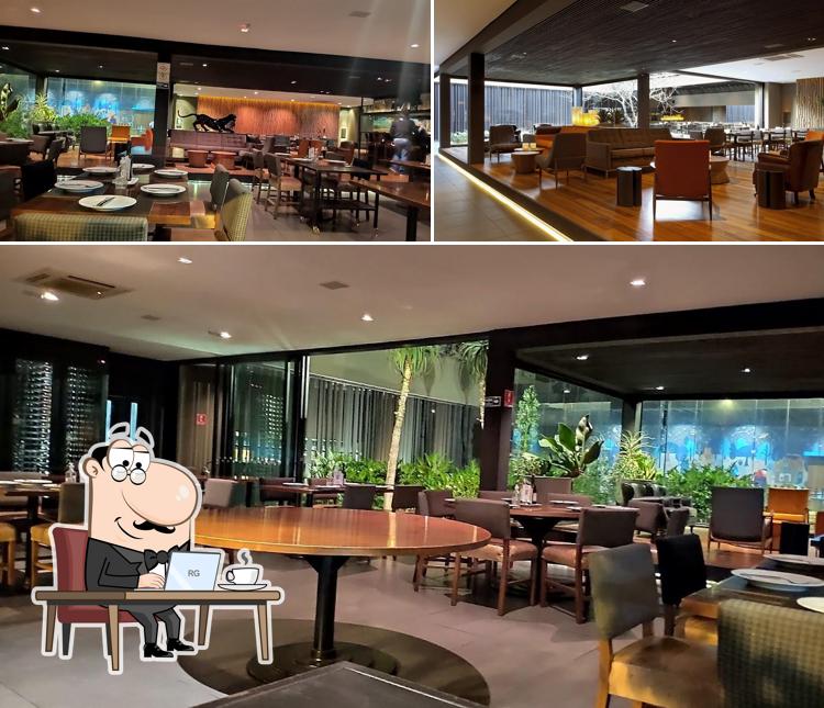 Sente em uma das mesas no SalaVip Moema