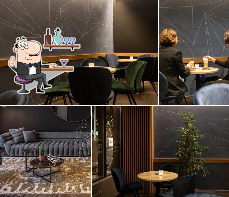 Siediti a un tavolo di Tiziano's Coffeebar