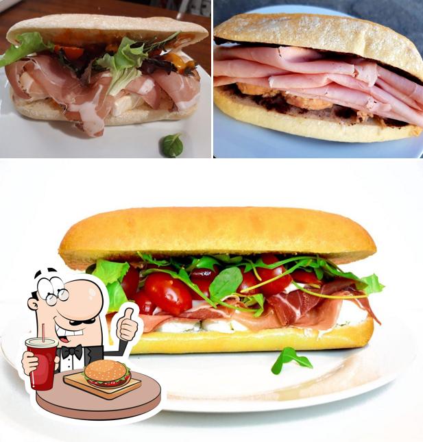Prova un hamburger a Clover Club Lissone