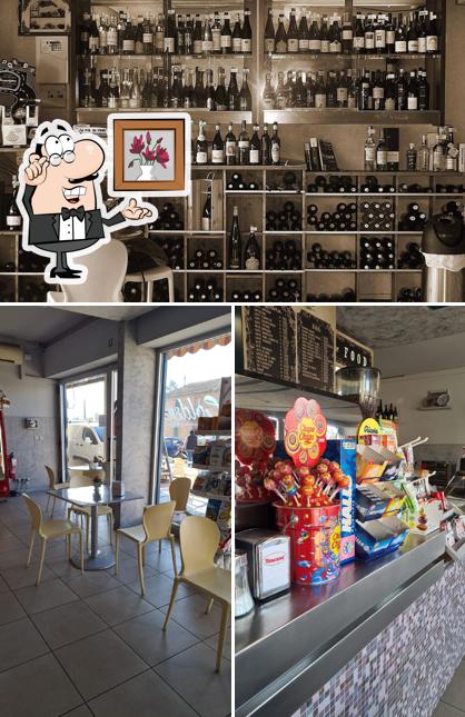 Dai un'occhiata agli interni di Golden Bar
