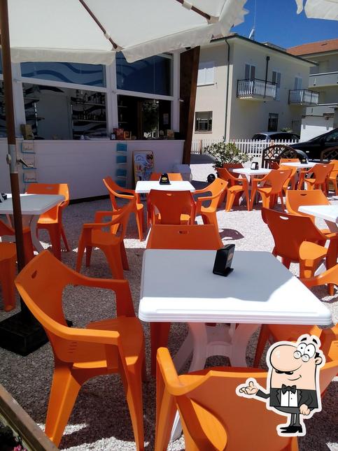 Dai un'occhiata agli interni di Bar Frontemare café