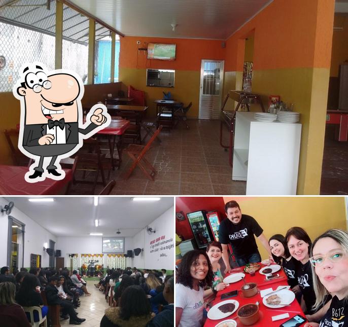 Sente em uma das mesas no Restaurante da Villa