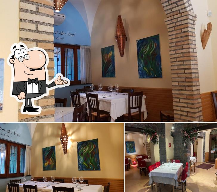 Siediti a un tavolo di ristorante boccaperta SC