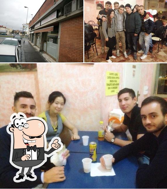 Rosticceria Cinese e Panineria Poker si caratterizza per la interni e esterno